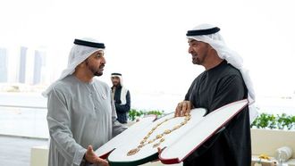 حمدان بن زايد يتسلم ميدالية التميز المجتمعي