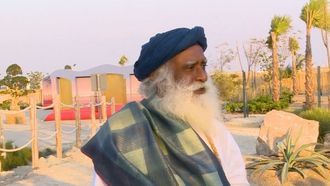 سادجورو يشيد بجهود دولة الإمارات في مجال الرعاية الإنسانية