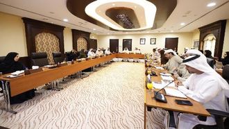 مستشار الشارقة يستعرض جهود التنمية الاقتصادية