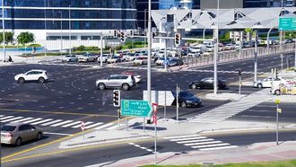دبي تطور إشارات المرور باستخدام تقنية الذكاء الاصطناعي