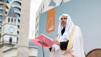 الأمين العام لرابطة العالم الإسلامي يلقي خطبة العيد في ألبانيا