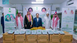 الشؤون الإسلامية توزع التمور في كمبوديا