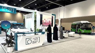 حلول نقل مبتكرة في قمة السيارات الكهربائية 2025