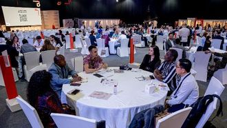 مناقشة استراتيجيات توزيع الكتب في المؤتمر