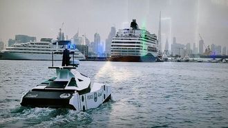 شرطة دبي تُطلق تقنية القارب الذكي والكلاب البوليسية