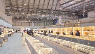 Largest Gold Frame Debuts At Jewellery Show