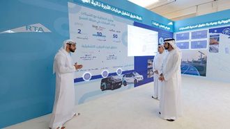 حمدان بن محمد يطلع على سير مشاريع الطرق