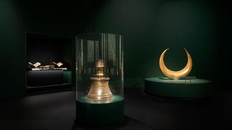 شمعدانات نادرة في بينالي الفنون الإسلامية