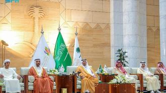 نائب أمير الرياض يكرم الفائزين بمهرجان الإبل