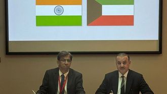 الكويت توقع اتفاقيات مع العراق والهند