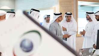 منصور بن زايد يزور مركز الأرصاد الجوية