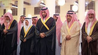 ولي العهد يؤدي صلاة الجنازة على الشيخ عبدالعزيز