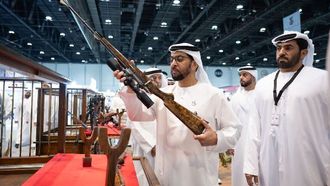 حمدان بن زايد يزور معرض أبوظبي