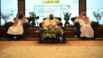 استعراض إنجازات الشيخ عبد العزيز بن صالح