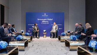 ابن طوق يناقش مع وزراء ألبرتا الاقتصاد