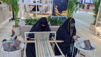 نساء يعرضن تراثهن في معرض أبوظبي