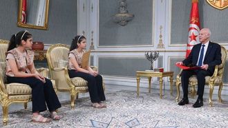 الرئيس سعيد يحتفل بتتويج التوأم كوكا بطلاً لمسابقة القراءة