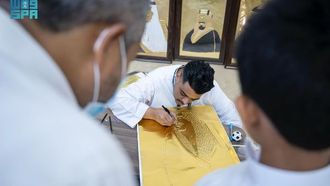 لوحات نحاسية لفنان من ذوي الإعاقة