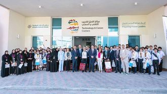 وفد ياباني يزور مدارس الإمارات الوطنية