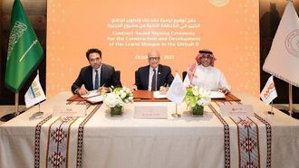 توقيع عقد تطوير المسجد الحرام بالدرعية