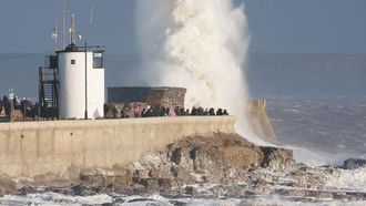 العواصف تعطل الملاحة في أوروبا