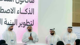 وزير شؤون الشباب يزور جناح الشارقة