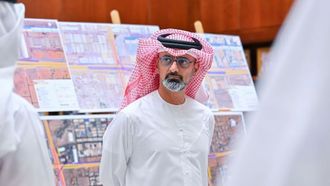 ولي عهد عجمان يطلع على مشاريع الطرق المستقبلية