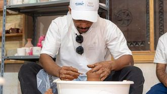 متطوعون مدربون على خياطة البشت والفخار