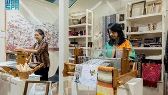 التبادل الثقافي من خلال الباتيك والنسيج