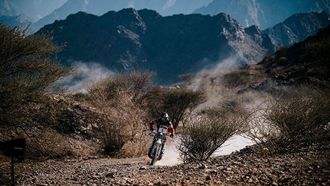 رالي دبي الصحراوي: كوينتيرو ودابروفسكي في الصدارة