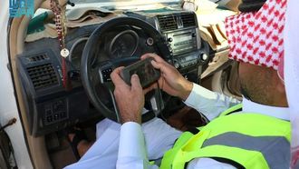 متطوعون يساعدون في البحث والإنقاذ في الجوف