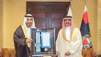 وزير بحريني يتسلم ميدالية الإنتربول