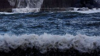 تحذير من تسونامي وعمليات إخلاء بسبب الإعصار