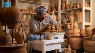 رحلة يوسف أبو لبن في صناعة الفخار على مدى خمسين عامًا