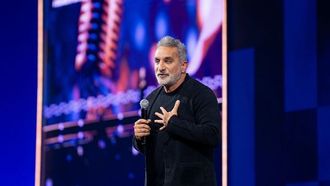 باسم يوسف يتحدث عن دور السخرية اليوم