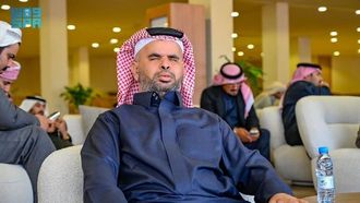 شاعر كفيف يحضر مهرجان الجمال بحماس