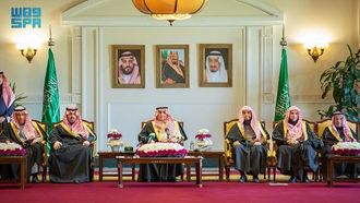 محافظ تبوك يوزع وحدات سكنية على العائلات