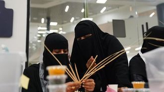 سعف النخيل في جازان يُضفي رونقاً على الحرف التراثية