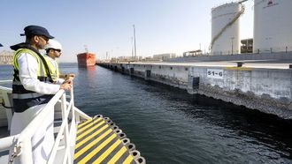 شركة موانئ دبي العالمية تقوم بتركيب هياكل بحرية في جبل علي