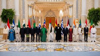 رئيس دولة الإمارات يستقبل السفراء الجدد