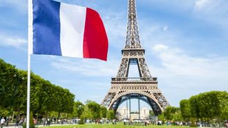 اكتشاف جدار حجري قديم تحت الماء في فرنسا