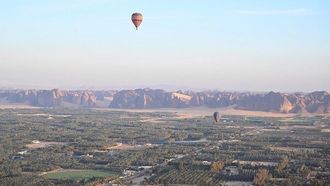 السياحة في العلا: رحلات جوية، مسارات، ونجوم