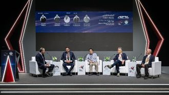 انطلاق قمة أبوظبي لسباقات السيارات