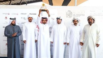 تتويج الفائزات في مسابقة جمال الإبل في الظفرة