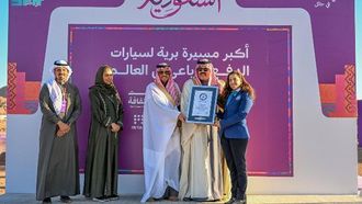 حطمت هَيل الرقم القياسي العالمي في موسوعة غينيس لسباق الرالي للسيارات ذات الدفع الرباعي