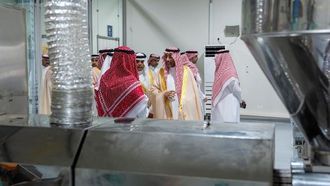 وزير جازان يفتتح مصنعاً لأعلاف الحيوانات