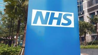 تجربة الروبوتات المدعومة بالذكاء الاصطناعي التابعة لهيئة الخدمات الصحية الوطنية البريطانية تُسرّع عملية التشخيص