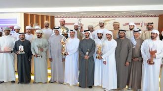 تتويج الفائزين في مسابقة الصيد بالصقور في أبو ظبي