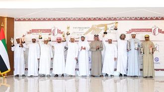 تتويج الفائزين بكأس رئيس الدولة للصيد بالصقور في أبوظبي