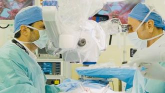 أول عملية إعادة بناء الثدي بتقنية DIEP بمساعدة الروبوت